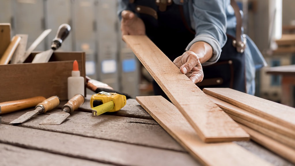 Đặt các thanh gỗ hoặc tấm gỗ trên một bề mặt phẳng