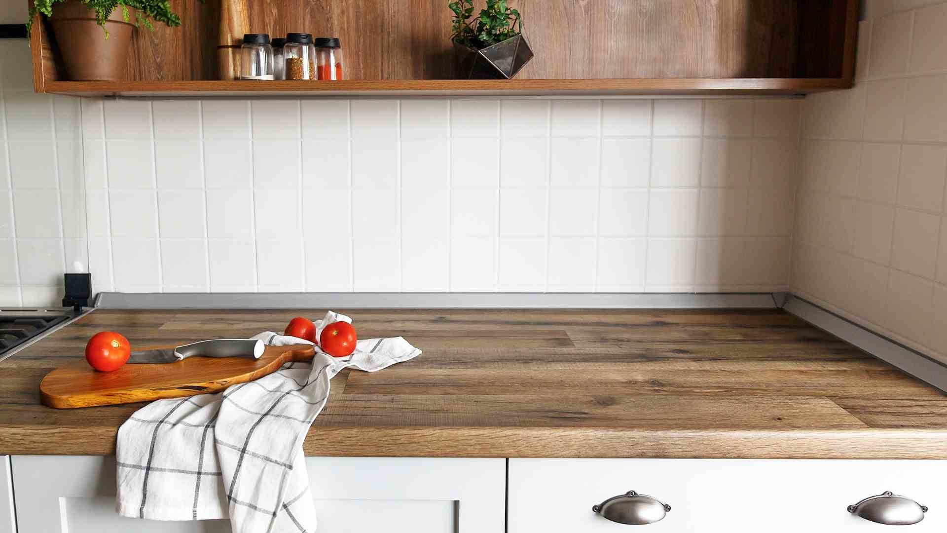 Mặt bàn bếp bằng gỗ thường được sử dụng trong nhà bếp
