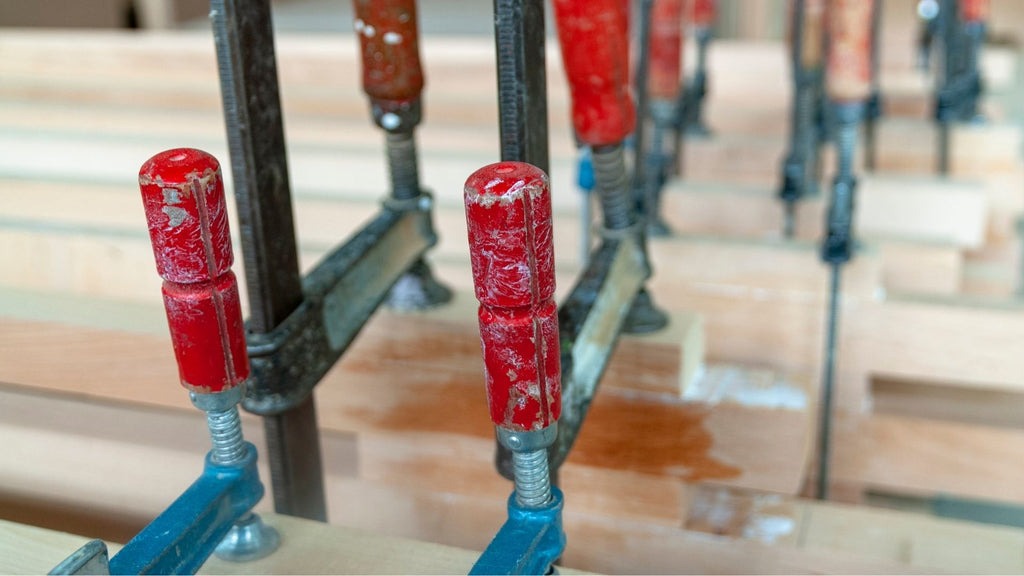 Buộc chặt các mảnh gỗ lại với nhau bằng kẹp