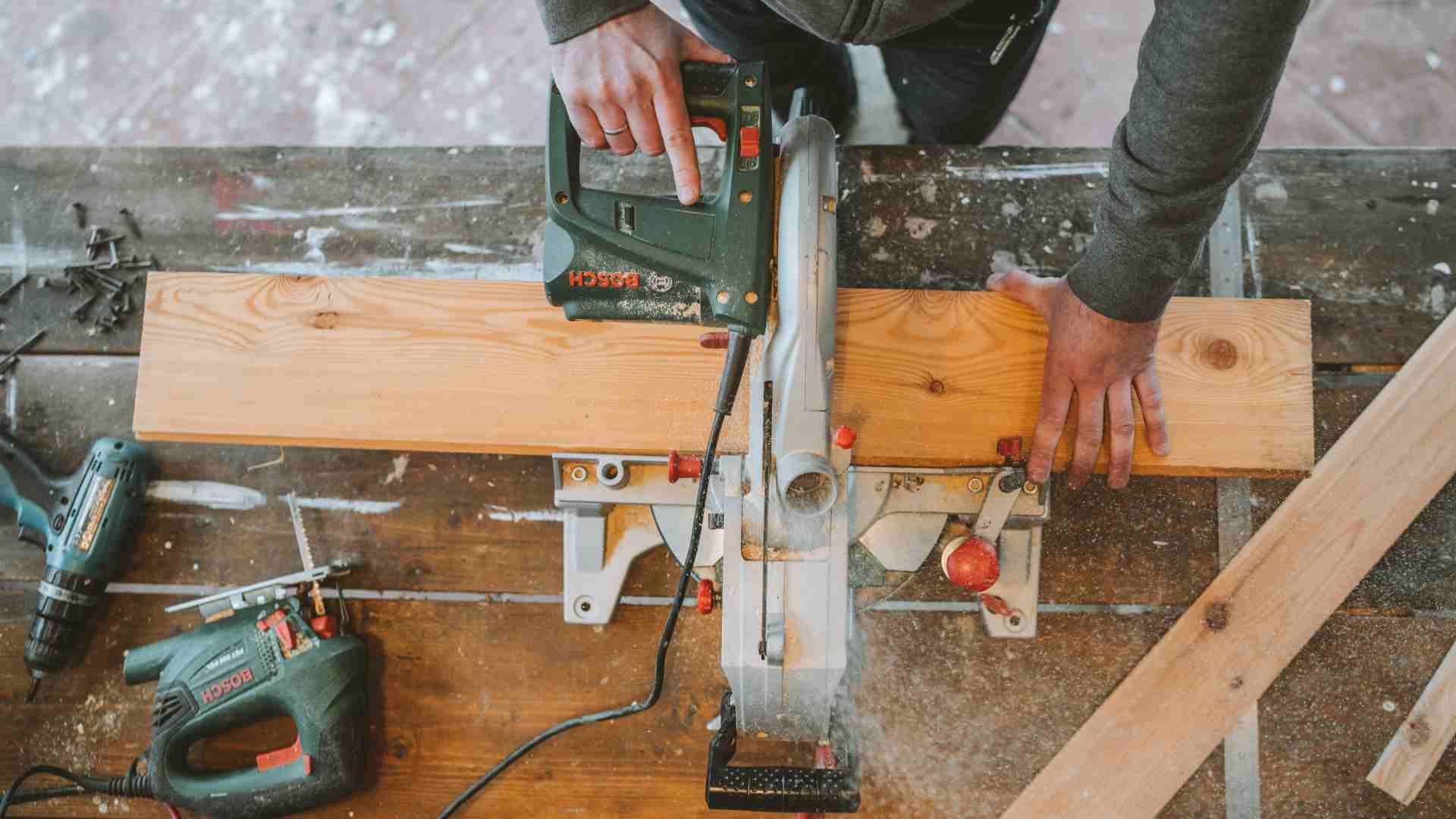 Đo và cắt bề mặt gỗ và chốt vuông