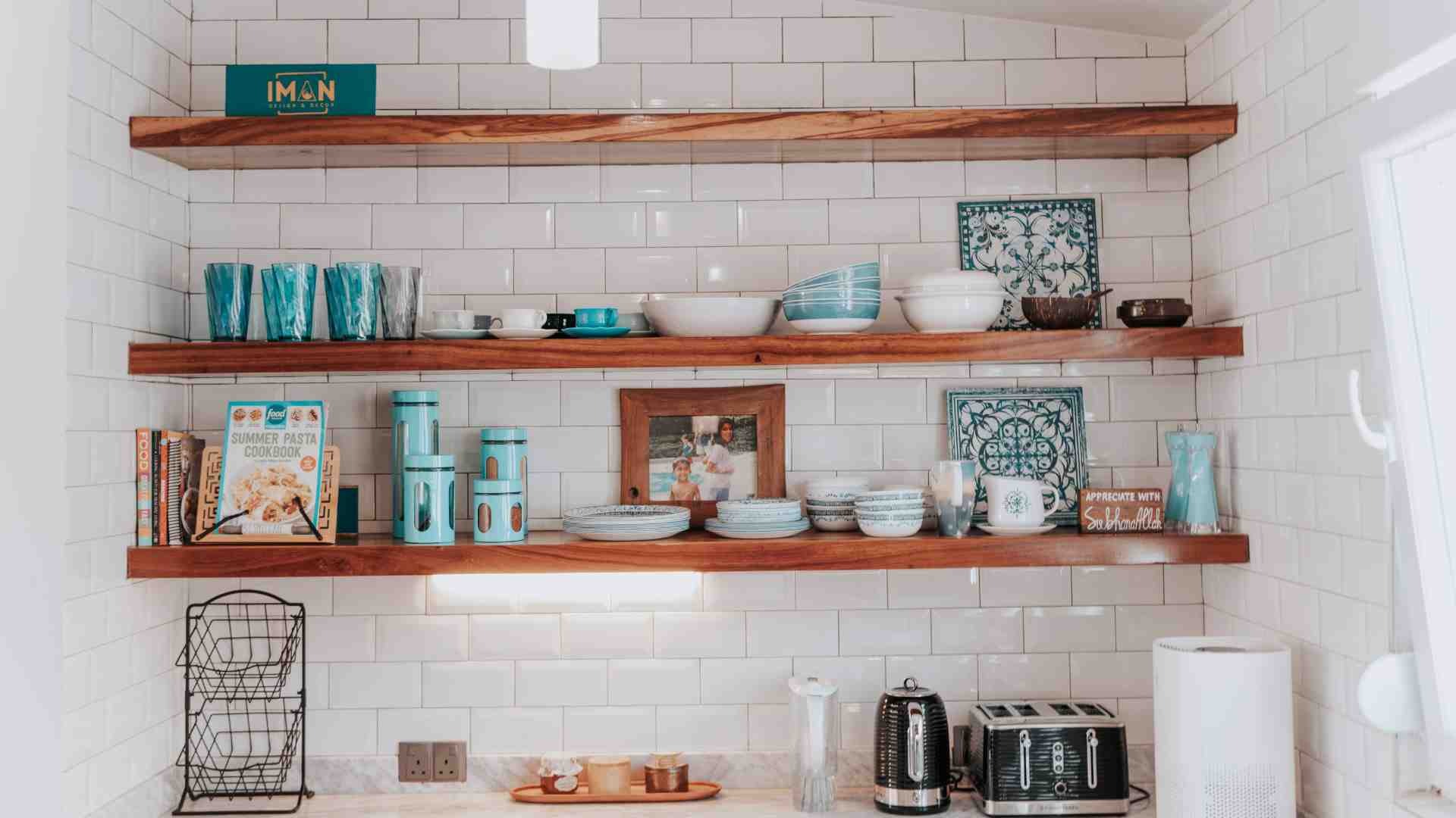 Kệ nổi cho nhà bếp để cất cốc, đĩa và lọ gia vị