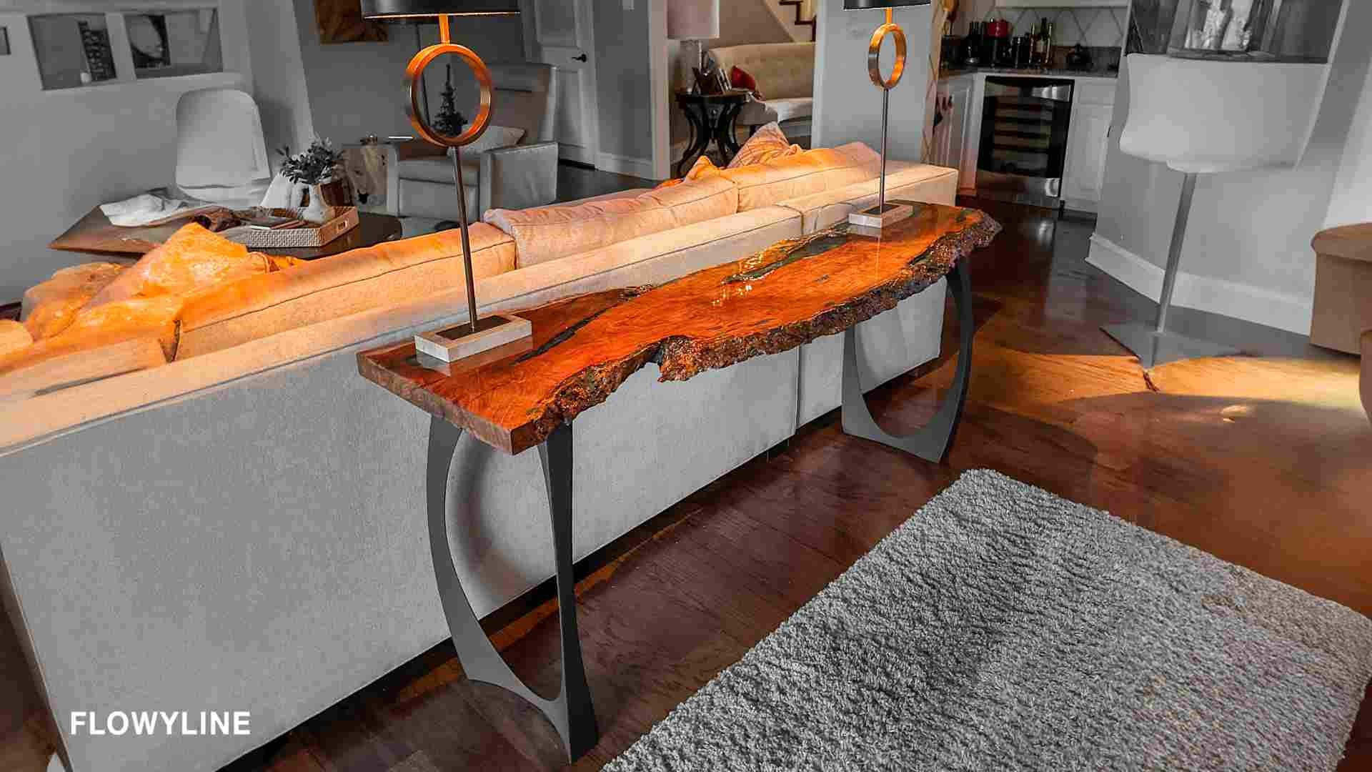Bàn console thường được đặt phía sau ghế sofa để thư giãn và giải trí
