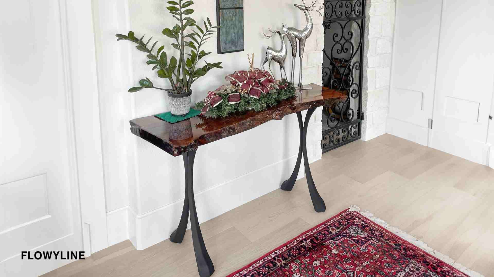 Bàn console phong cách với tuần lộc, cây thông cho không khí Giáng sinh ấm áp