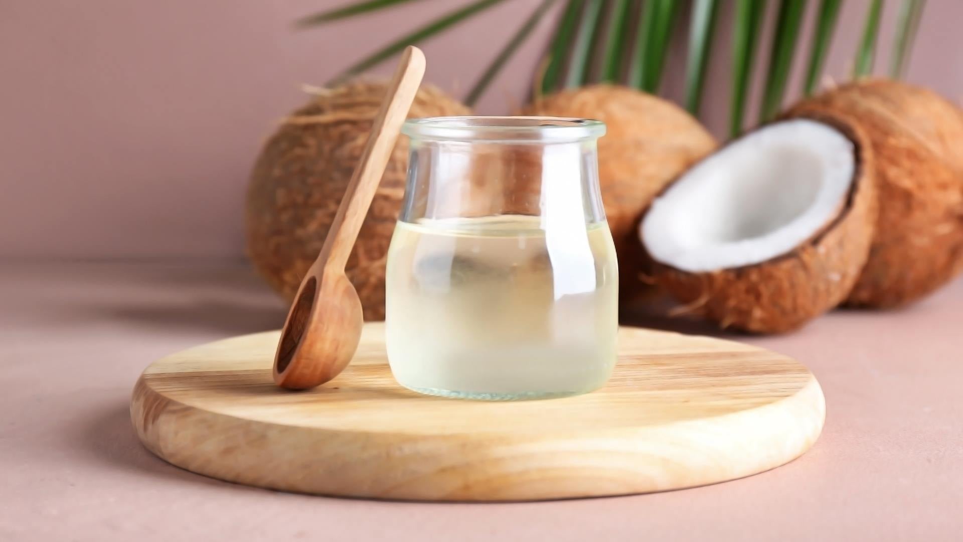 Sử dụng dầu dừa trên thớt thịt nguội