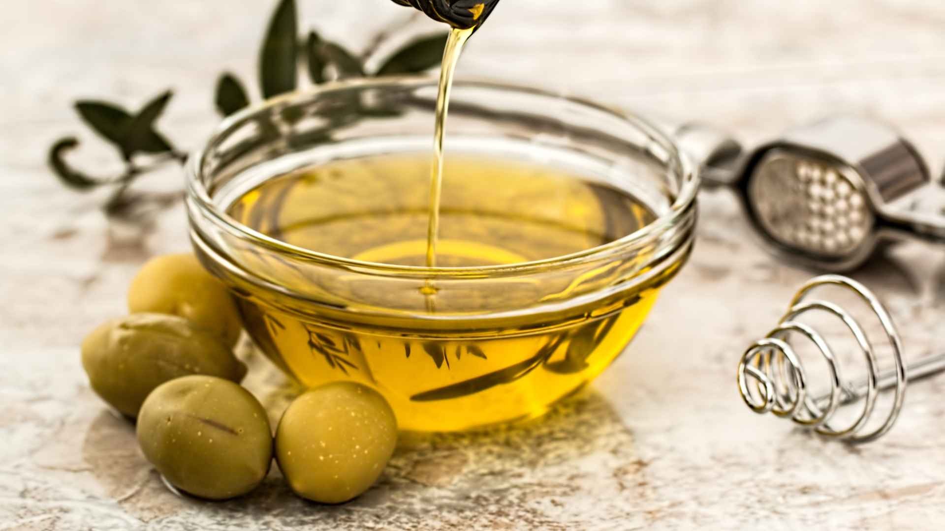 Tránh sử dụng dầu thực vật cho các loại thớt thịt nguội