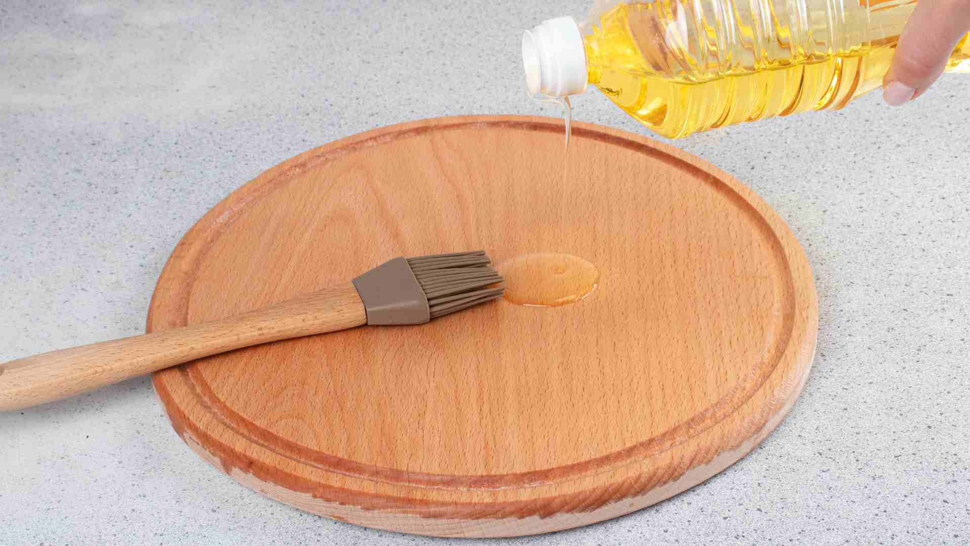 Thoa dầu vào thớt gỗ đựng thịt nguội