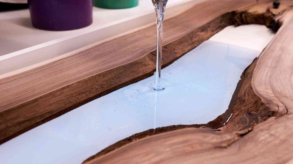 Đổ epoxy vào khuôn silicon của bạn