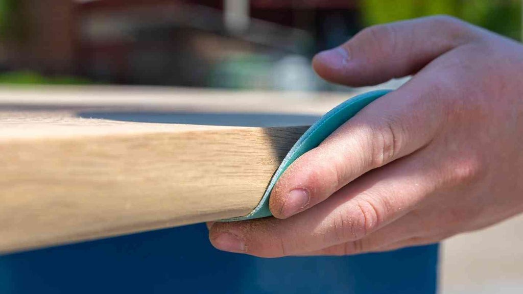 Chọn loại gỗ bạn thích và chà nhám nó