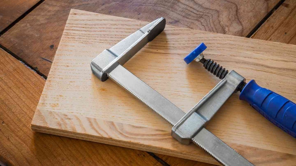 Kẹp chặt các miếng gỗ vào khuôn