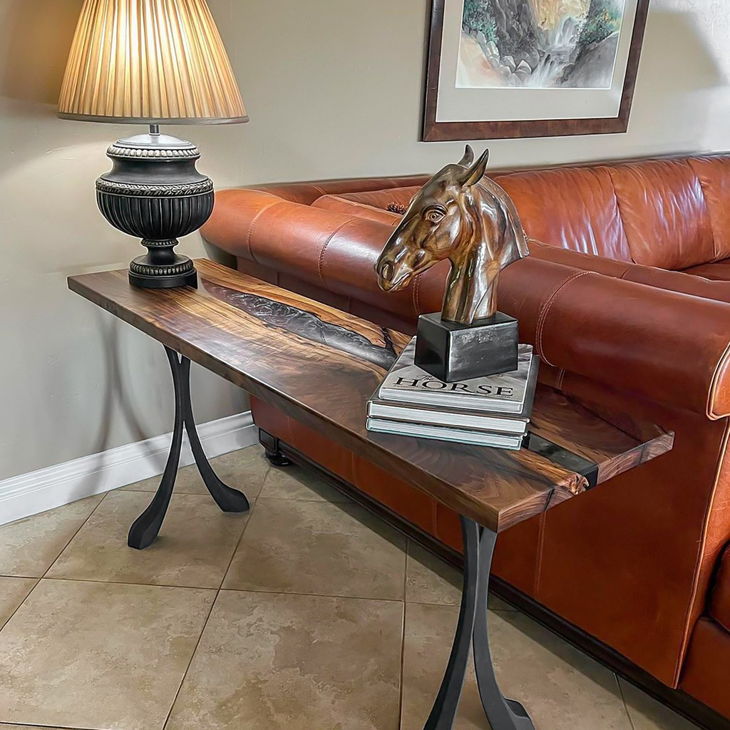 Chúng ta có thể trang trí bàn console bằng một cuốn sách hoặc đèn để làm cho nó đẹp hơn.